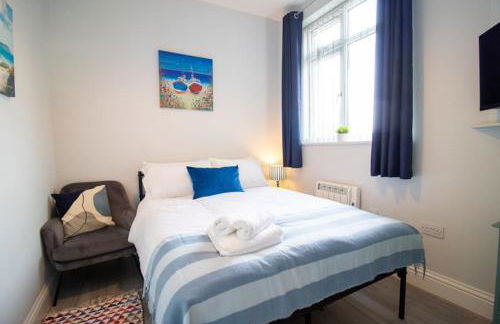 The Little Blue House by Sheppey Stays -Cosy 2BR Blue House - Near Docks with Parking - Foto 7