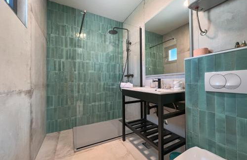 Mediterranean Oasis Seaside Villa with Pool - Foto 10