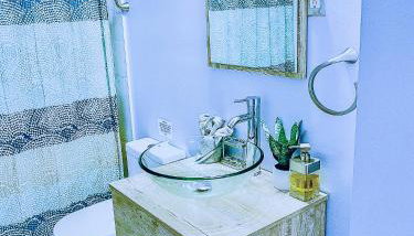 The Moose #3 - Modern Luxe Studio with Free Gated Parking & Wifi - Foto 4, towels, Shower