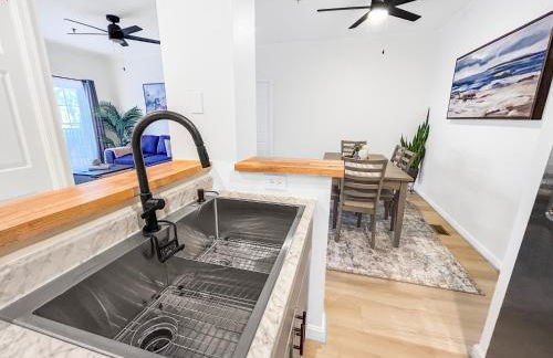 Modern and Comfy-2BR 2BA with pool access - ground floor, Near Outlets & Beaches - Foto 13