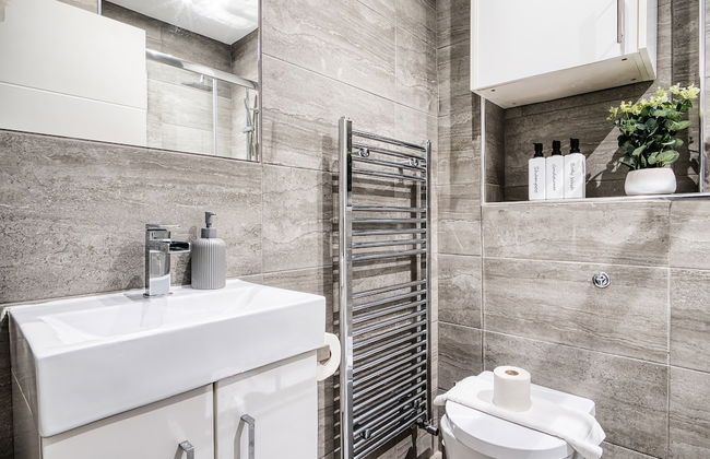 Spacious 1 Bedroom Near Hospital - Foto 12