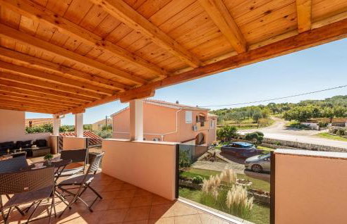 One-Bedroom Apartment In Podgradina - Photo 2