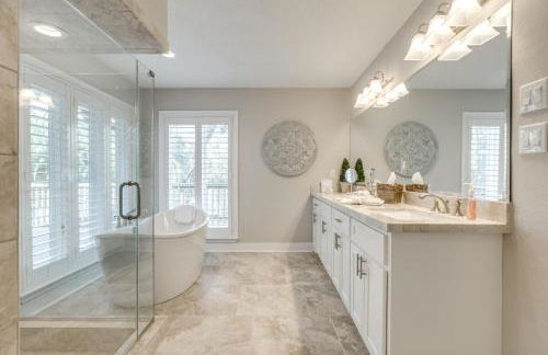 Stunning Waterfront Rental Property with Private Dock and Pool - Foto 17