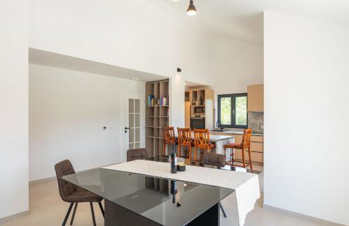 Green & Blue Five Bedroom Villa with Private Pool and Complete Privacy - Photo 15