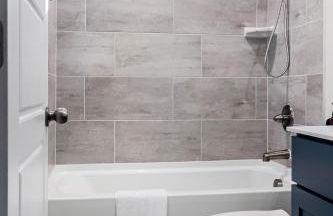 Family-Friendly 4BR with Fenced Yard & Parking - Foto 15