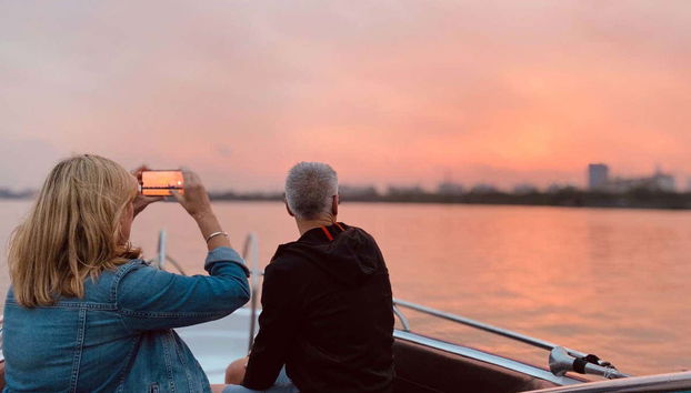 Fotografiando el atardecer desde el río Saigón