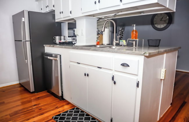 Downtown Cozy 2 BR Apt - 4min drive MardiGras Park - Photo 6