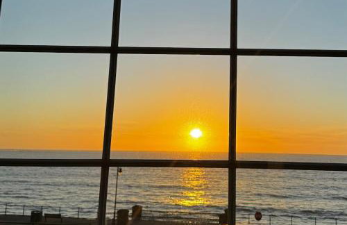 Delightful beachfront apartment - 2 bedrooms sleeps 4 - parking & stunning views - Foto 15