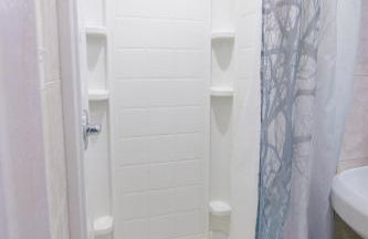 Elegant 2 Bedroom Suite w Modern Amenities - Foto 22