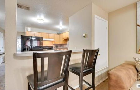 Modern 2BR Stay with Large Parking Pet Friendly - Foto 7