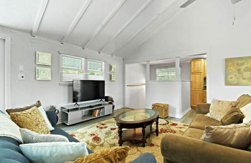 Spacious Retreat Fenced Yard Screened Deck - Photo 33