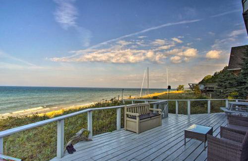 Lakefront Montague Cottage with Deck and Beach! - Foto 1