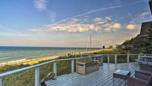 Lakefront Montague Cottage w/ Deck & Beach! - Foto 1