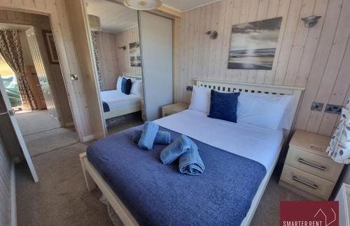 Milford on Sea - 4 Bedroom Lodge in Shorefield Country Park - Photo 5