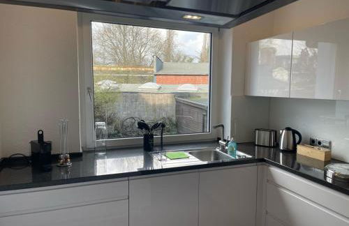 schön wohnen ! Netflix Nespresso Küche Parkplatz Garten - Foto 12