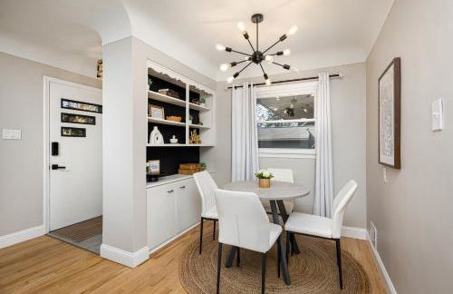 Main Street Retreat Hot Tub Sleeps 8 - Foto 10