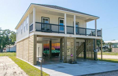 Steps Away from Cruisin' the Coast , Gulfport 2BR, Game Room, and Free Parking - Foto 1