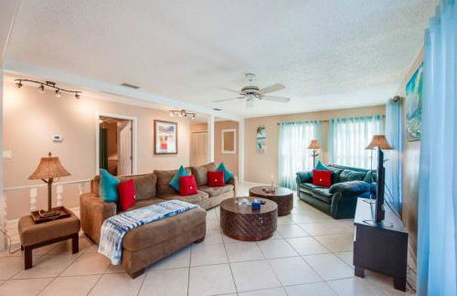 Large pool home and blocks away from the beach - Foto 23