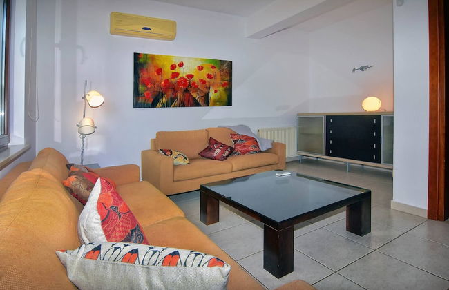 Incredible Large Villa In Paphos Sleeps 14 Children Pool, Jacuzzi, Huge Garden - Foto 23