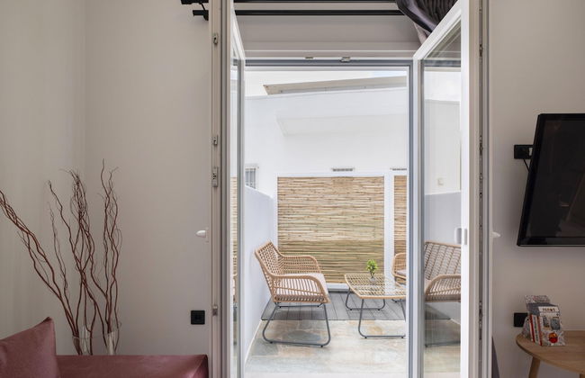 Parikia's Urban Oasis - Photo 38