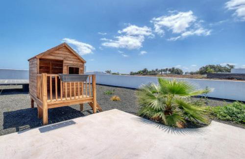 Chalet Emily Alpine Chic with Hot Tub and Ocean View By Lanzarote Vacation Homes - Foto 4