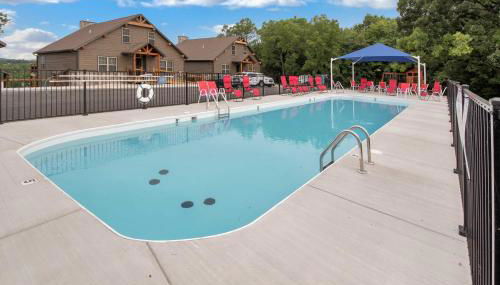 Lavish Retreat with Decks, Steps to Table Rock Lake! - Foto 3