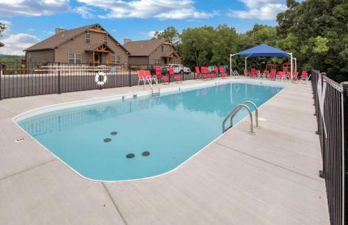 Lavish Retreat with Decks, Steps to Table Rock Lake! - Foto 3