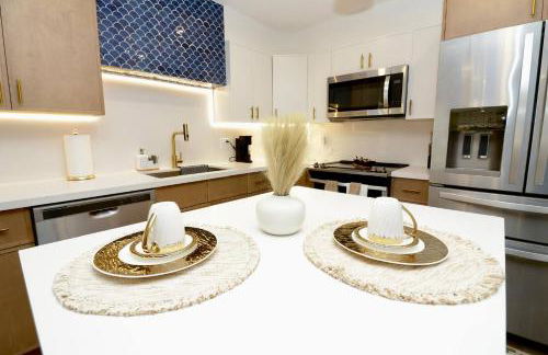 Luxury Oasis Getaway w/pool 15 mins from beach - Foto 34