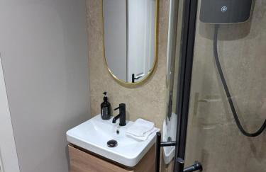 CHERRYTREES 5 Bed House, Sleeps 10, 3 Bathrooms, Parking, Ideal for Groups and Work Stays - Foto 41