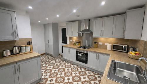 Sleeps 8 Four Bed Contractor Group House Corby Parking - Photo 4, stove, toaster