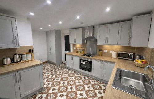 Sleeps 8 Four Bed Contractor Group House Corby Parking - Photo 4