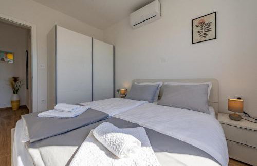 Dolphin view with a pool by the beach - Foto 14