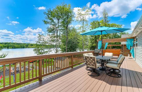 Lakefront Pocono Retreat w/ Hot Tub & Movie Hub - Foto 1