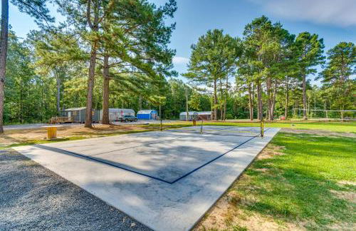 Higden Studio with Shared Patio, Yard Games, Grills! - Foto 26