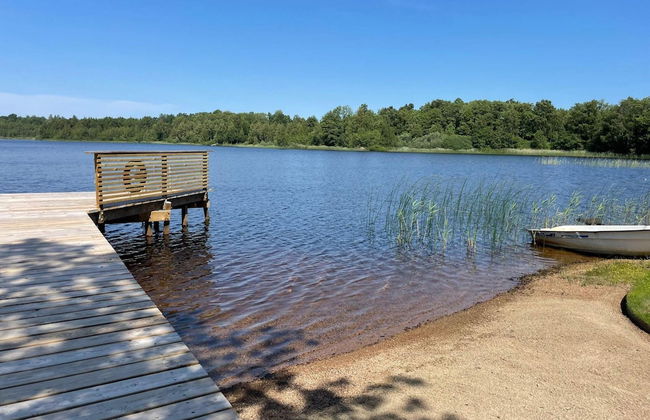 Bright Holiday House by the Lake - Photo 38