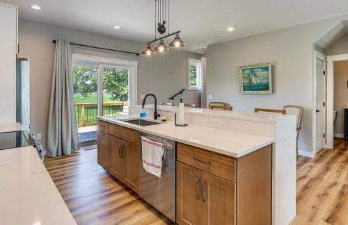 Rock Hall Retreat with Balcony Near Park and Marina! - Foto 7