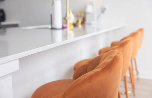 Two Story Penthouse, 2 Bedrooms with 2 and a half bathrooms, 2 Balconies, Skyline View, Pool - Foto 26