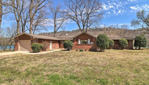Scenic Riverview Getaway with Screened Porch! - Foto 2