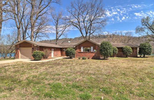 Scenic Riverview Getaway with Screened Porch! - Foto 2