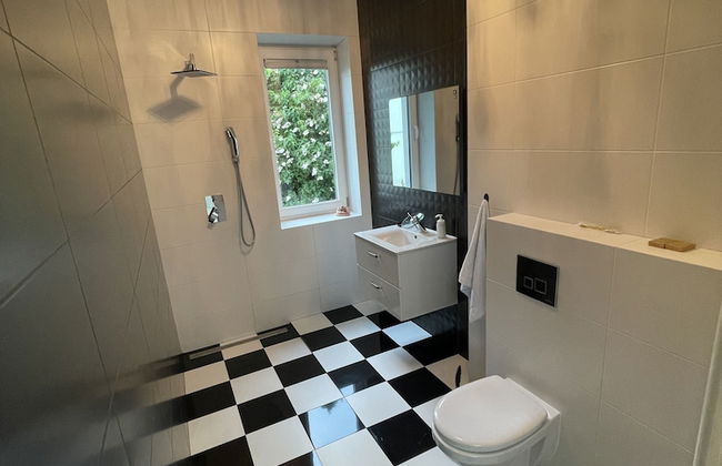 Modern House with Garden - Photo 20