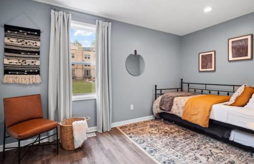 Hot Tub N64 Mins to Downtown Sleeps 8 - Foto 28