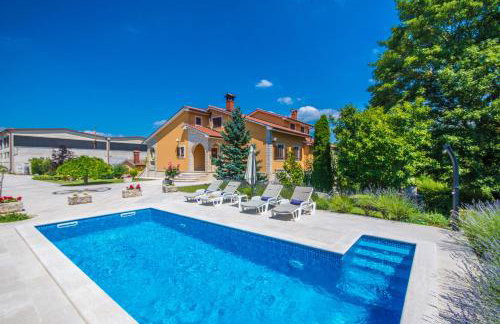 Villa Ritoša, a beautiful pool villa surrounded by greenery - Photo 1