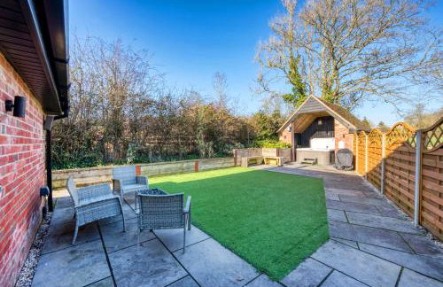 The Oak Sty - 2 Bed Countryside Cottage Escape in Durley with Hot Tub, Unique rural retreat, Private Parking, Sleeps 4 & Pet friendly - By Blue Puffin Stays - Photo 6