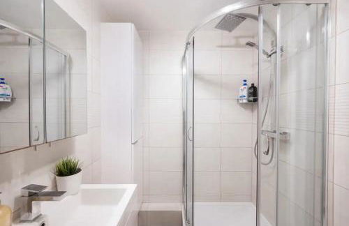 Riverside Apartments with Balcony, 1 Min Walk to Vauxhall Station - Foto 31