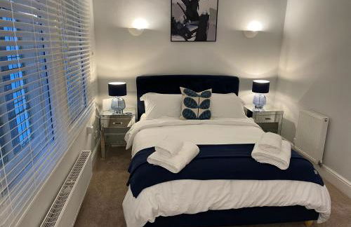 Contractors Business Families Relocation Accommodation enjoy Fast WiFi Large Screen Smart TV and SKY Sports in this Spotless Ground Floor apartment - Foto 1