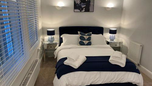 Contractors Business Families Relocation Accommodation enjoy Fast WiFi Large Screen Smart TV and SKY Sports in this Spotless Ground Floor apartment - Foto 1, towels