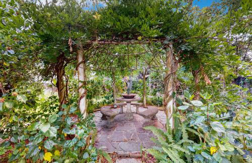 Updated house with enclosed yard, patio, central AC, & washer/dryer - Foto 23