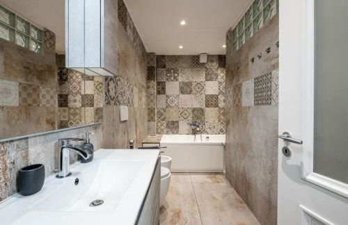 Iris Apartment with Jacuzzi - Easy City Access - Foto 6