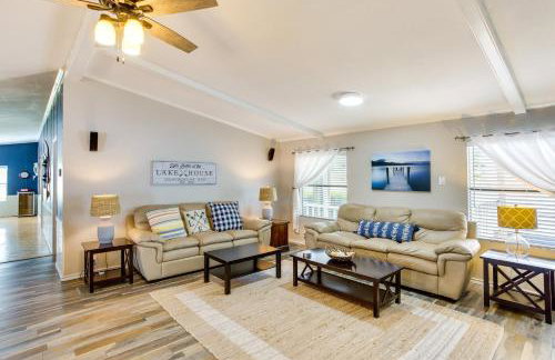 Hot Tub and Dock Lakefront Mabank Home - Foto 6