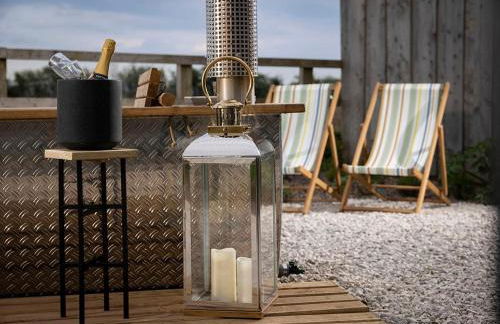 Luxury Shepherd hut with hot tub - Photo 12